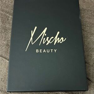 Mischo Beauty eyeshadow palette